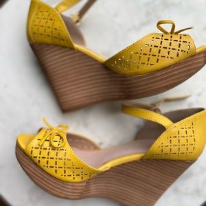 🍋 NWOT🍋Restricted size 6.5 Melrose style “wood” wedge Sandals